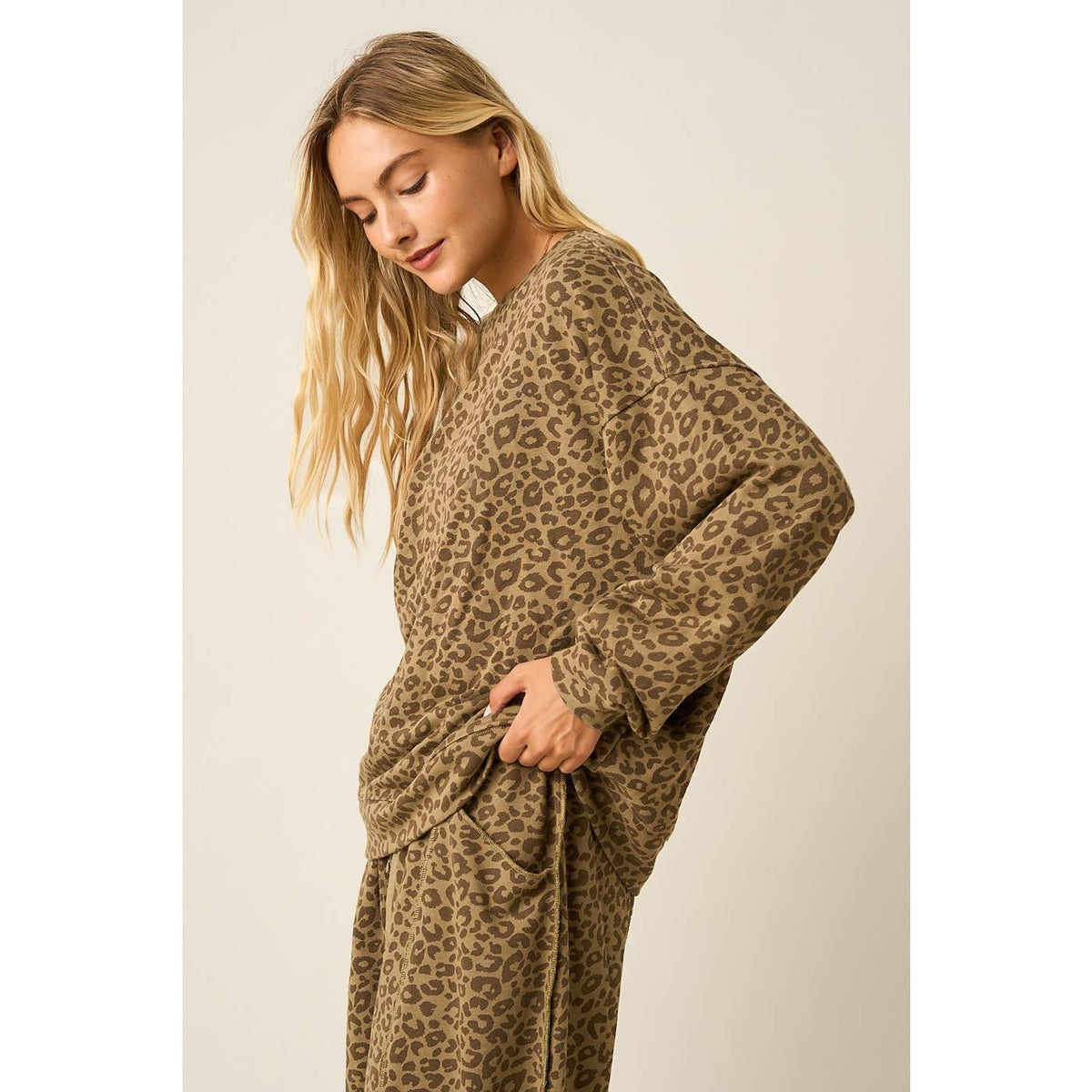 LEOPARD PRINT OVERSIZED LONG SLEEVE SWEATSHIRT